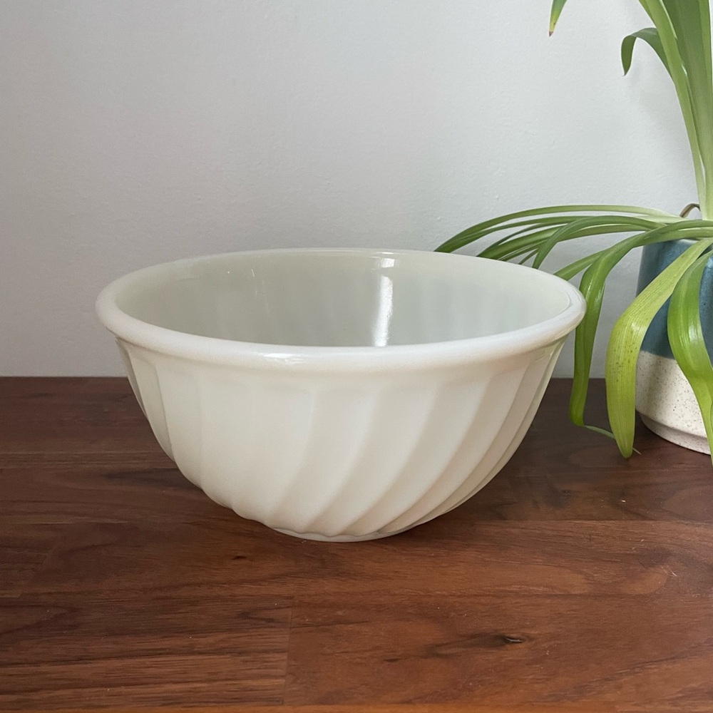 VINTAGE 1950s Fire King Ivory Swirl Milk Glass Mixing Bowl 8”